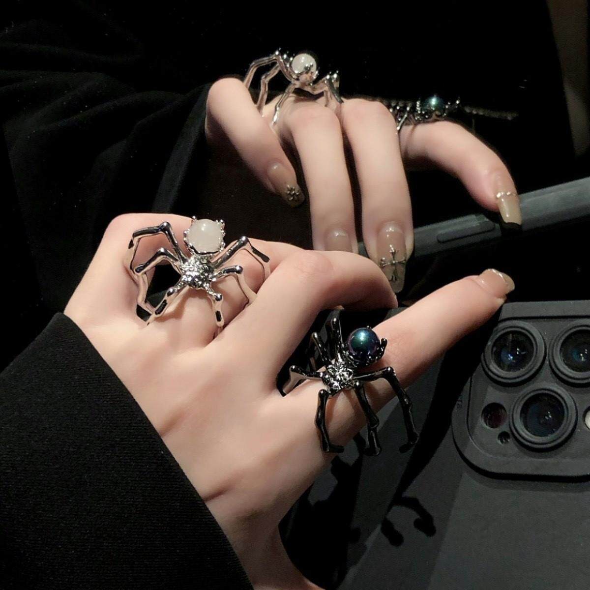 Dark-themed spider-shaped adjustable index finger ring, Halloween-themed exaggerated design ring, bracelet accessory decoration.