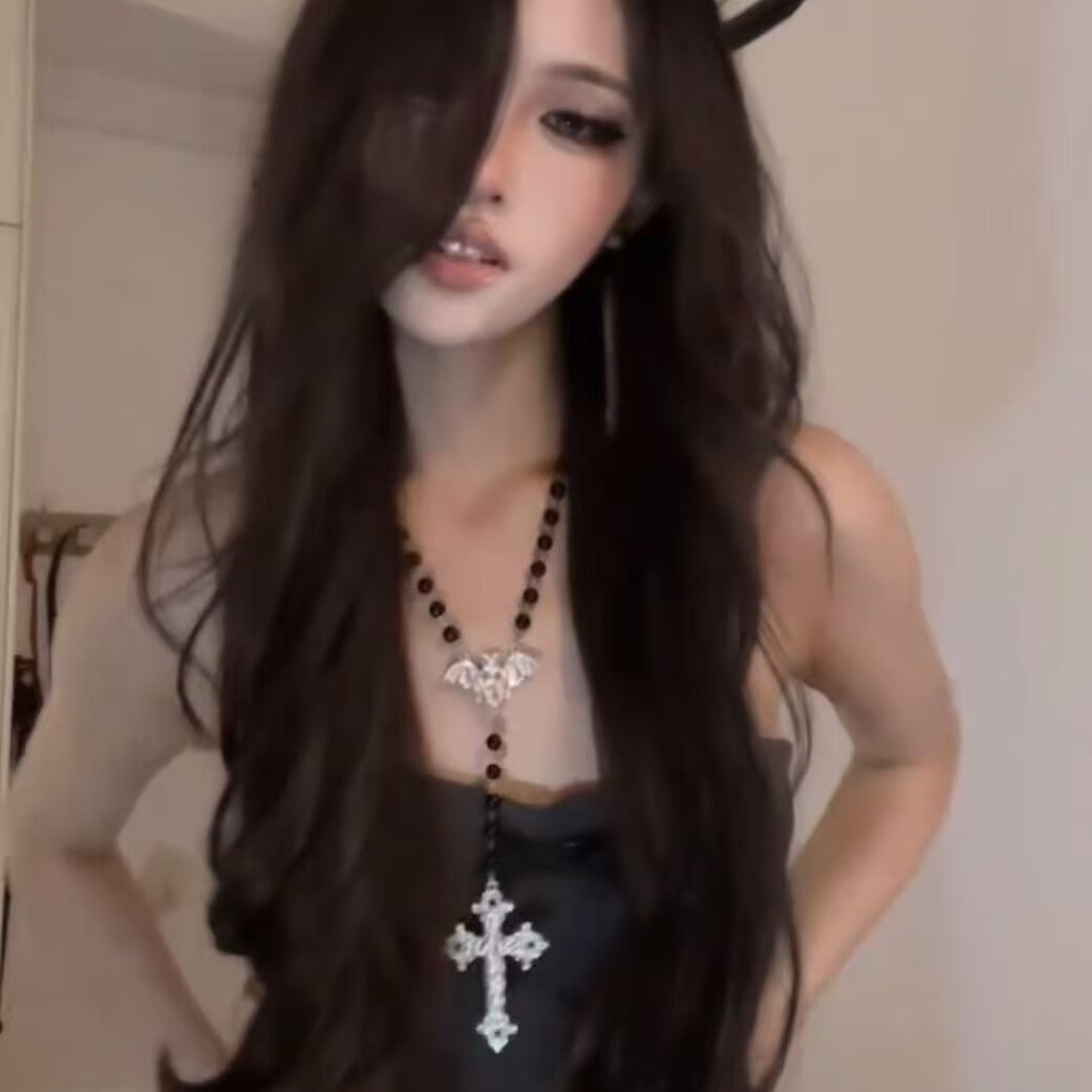 Dark-themed sweet and cool girl collarbone necklace with bat and cross design, gothic punk Y2K hot girl necklace
