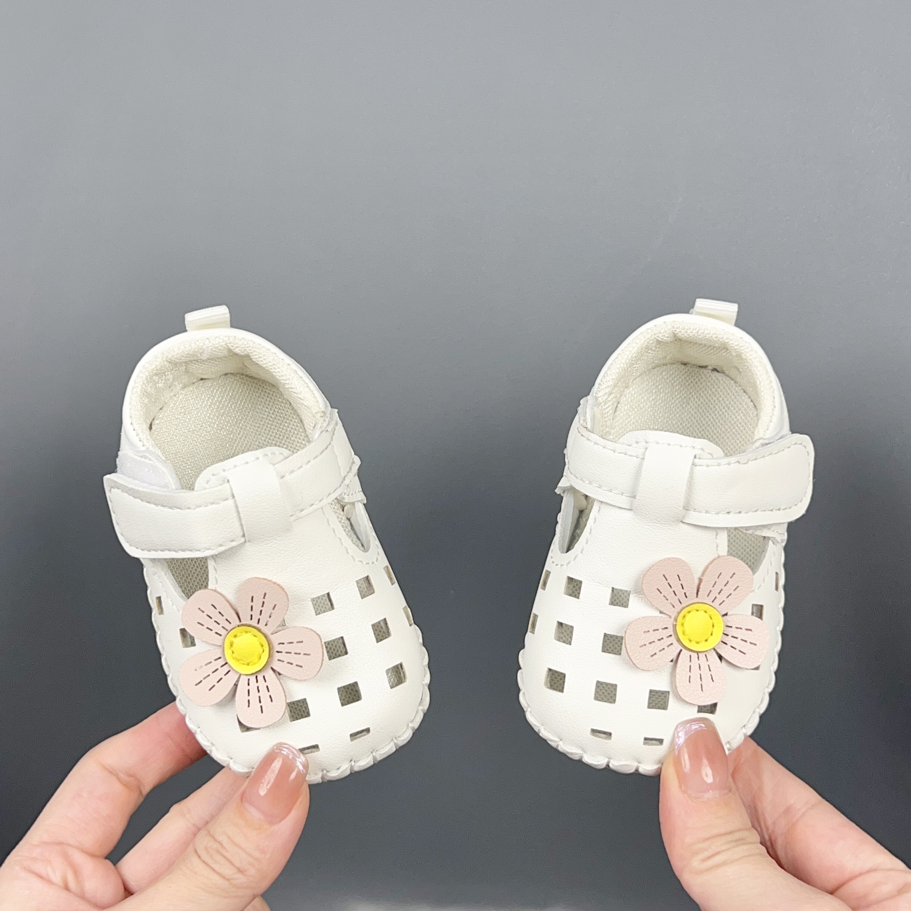 0～1歳の女児向け夏用ウォーキングシューズ。柔らかいソール、3～6ヶ月用、9～12ヶ月用、通気性があり滑りにくい。