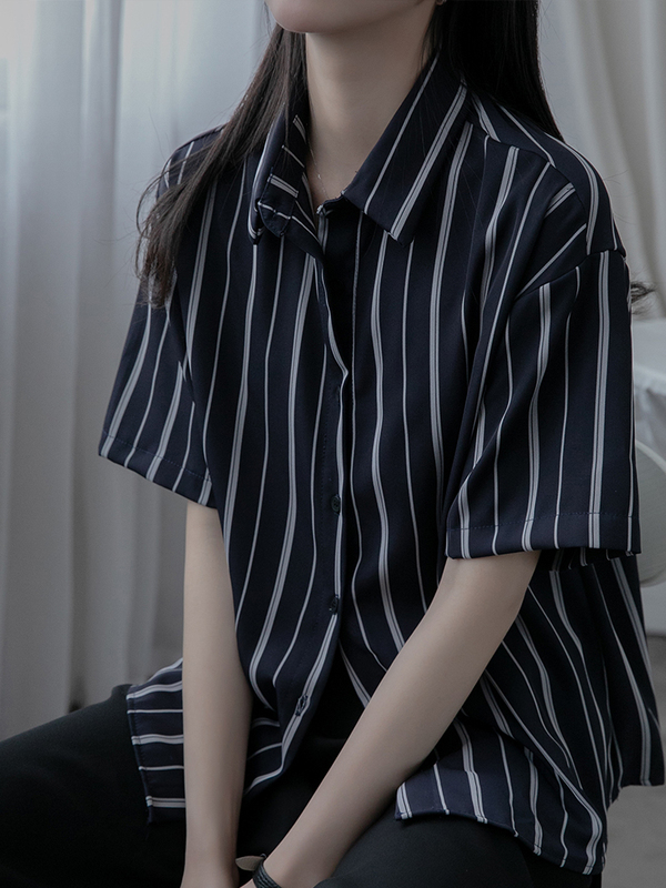 Black and White Vertical Striped Chiffon Shirt for Women, Summer Short-Sleeved, Korean Style, Student Casual, Loose Fit, Elegant Hong Kong Style Design, Niche