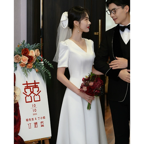 Обручальное платье с атласной высококачественной регистрацией нишевой регистрации Небольшая белая юбка можно носить на открытом воздухе.