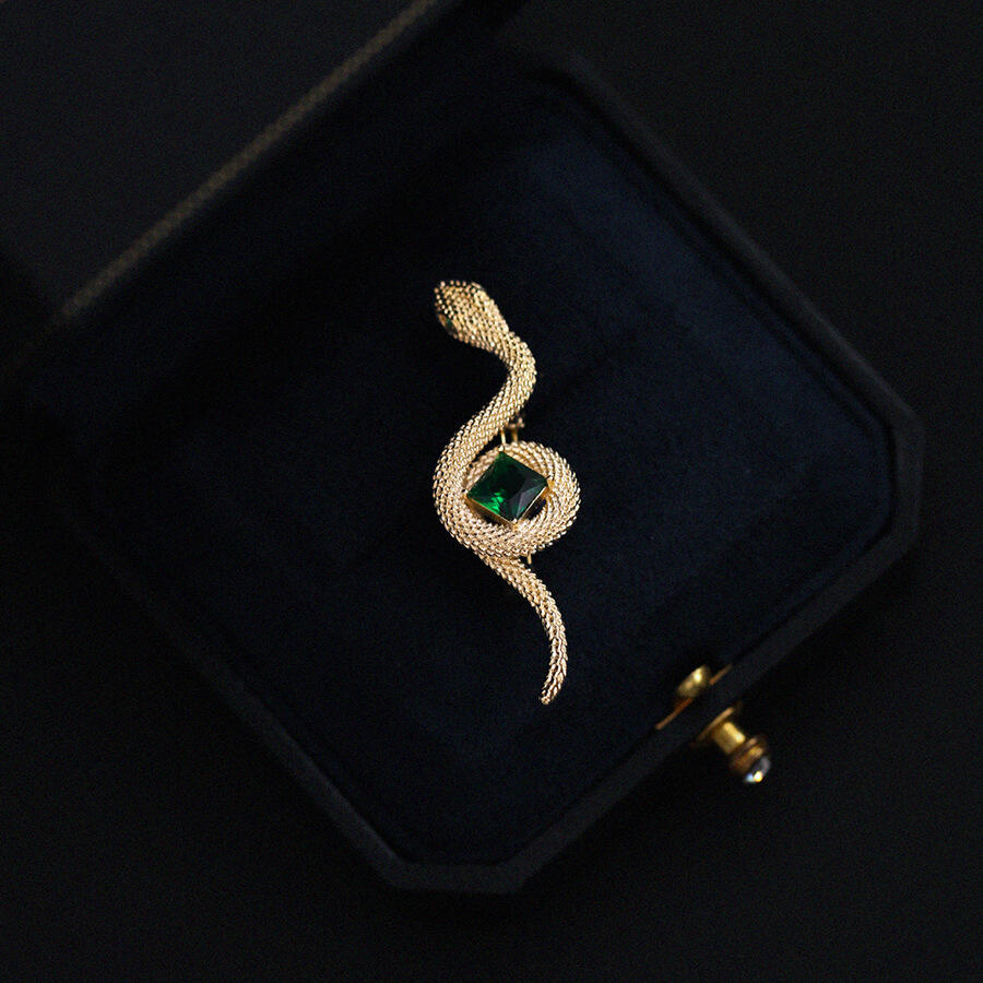 "Auspicious Snake Offering" Snake-shaped Brooch - Exquisite, High-end, Unique Design, Anti-exposure, Snake Badge for Your Zodiac Year