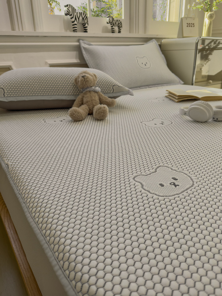 White Jacquard Bear Cooling Ice Bean Skin-Friendly Mat Summer 2025 New Breathable Ice Silk Mat Three-Piece Set