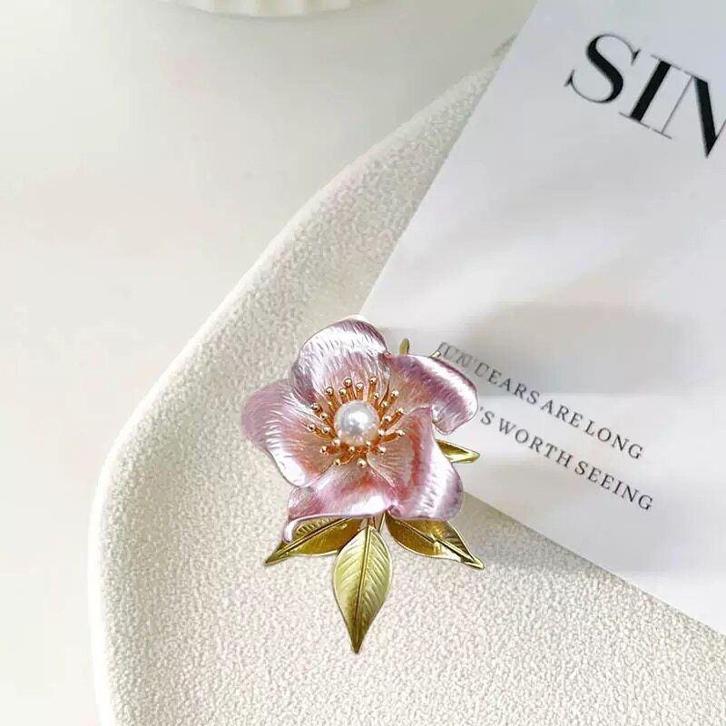 High-end, understated luxury camellia pearl brooch, elegant Chanel-style corsage for women, suitable for suits, sweaters, coats, and accessories.