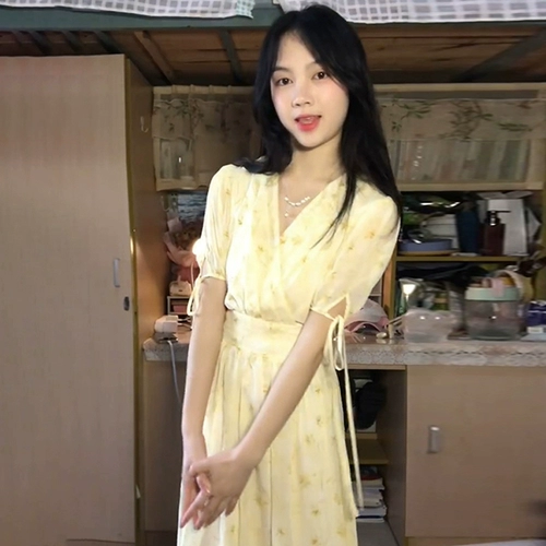 Летнее желтое приталенное платье, корсет, длинная юбка, в цветочек, коллекция 2023