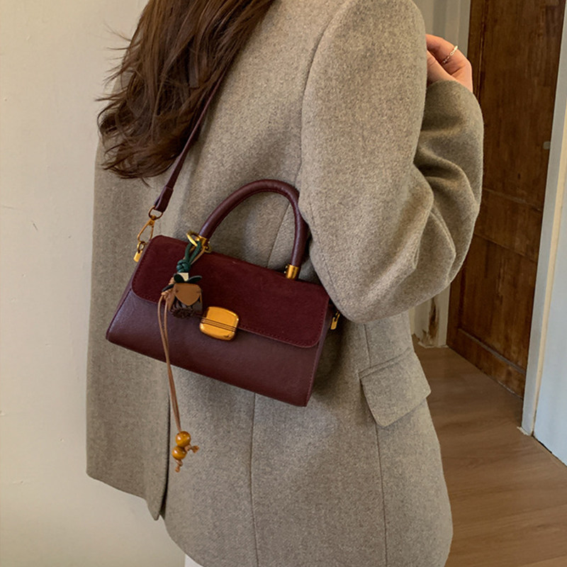 Niche Design Retro Matte Red Small Square Bag for Women, Crossbody 2025 New Model, Mother's Handbag with a Sense of Sophistication, Shoulder Bag