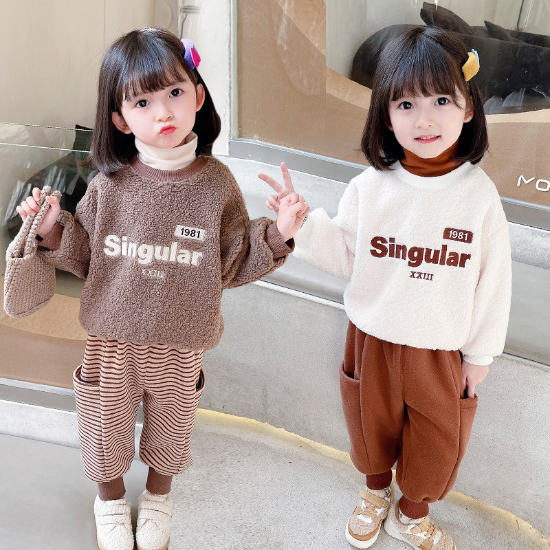 Children's clothes girl winter dress 2021 new children's lamb thickened two sets of Han Edition baby's leisure sports suit
