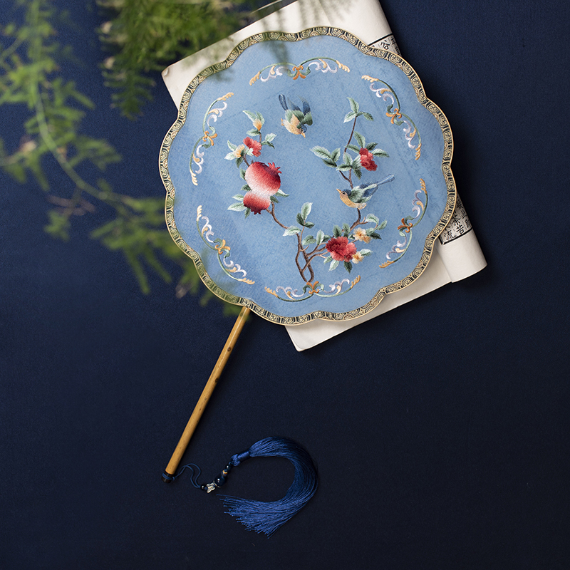 Sieve moon ancient fan embroidery Xiangfei bamboo handmade Su embroidery Hanfu round fan palace fan single-sided embroidery retro group fan