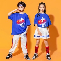 The opening ceremony of the Primary School Games was performed with childrens hip hop street dance short sleeve suit blue cheerleading and cheerleading