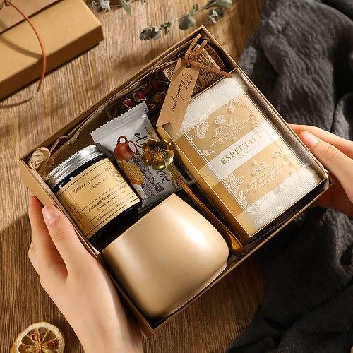 Свадьба высокая -одаренная девочка подружки невесты и подруги практические свадебные подруги старший свадебный подарок невеста отражена