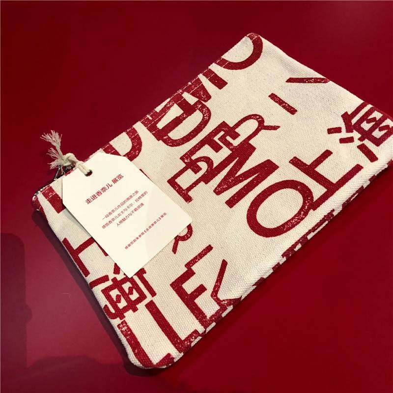 Hand-in-hand sails into Chanel exhibition bag limited Shanghai Companion Bag Makeup walk near a card book Buhand Take-Taobao