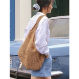 Пляжная вместительная и большая соломенная сумка на одно плечо