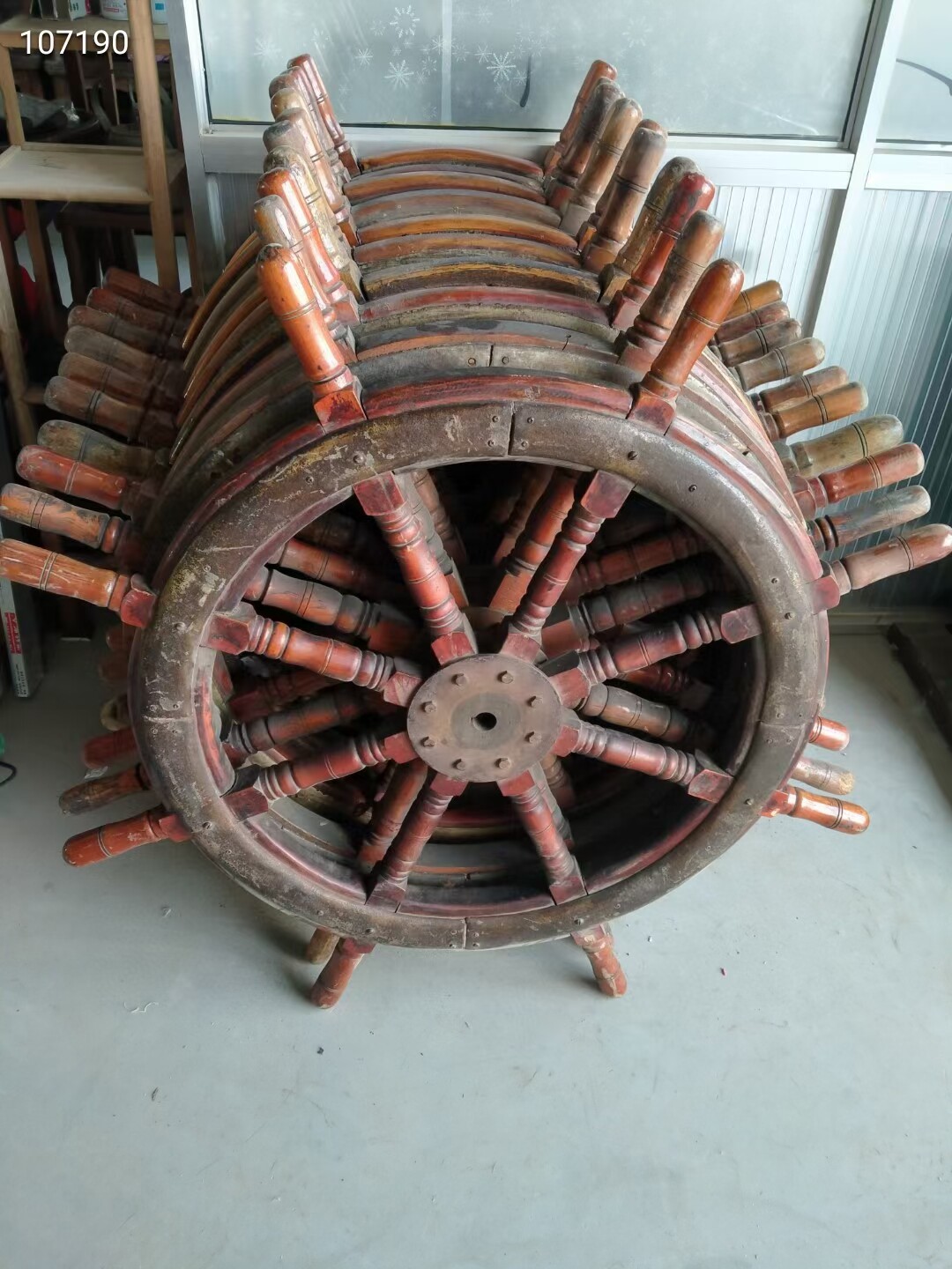 Folk old objects old rudder rudder of the rudder of the Roll the steward direction of retro nostalgia decoration