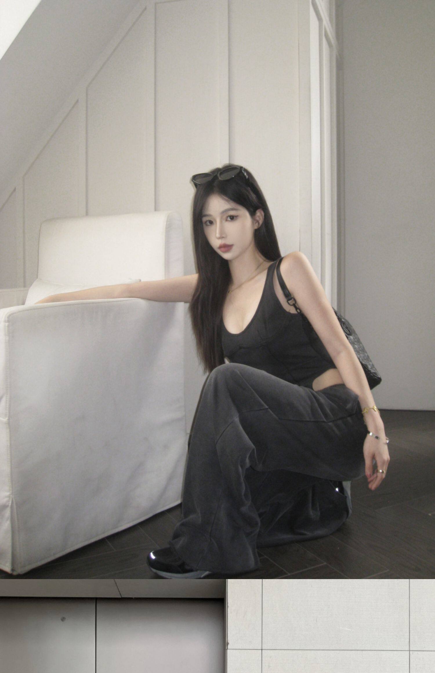 Women's Short Sexy Low-cut Halter Jumpsuit Image 3