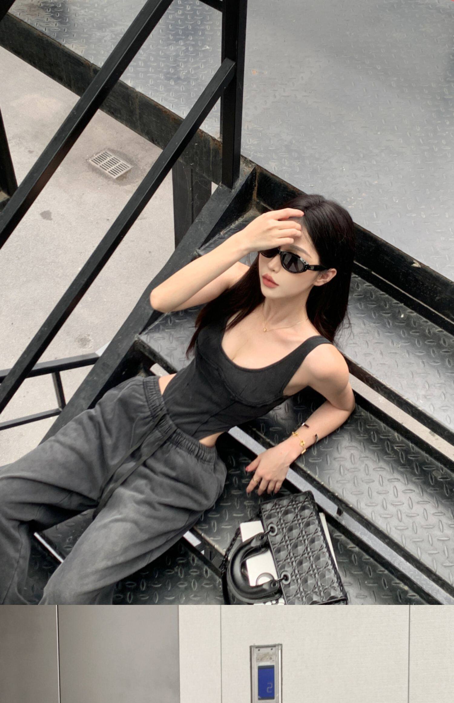 Women's Short Sexy Low-cut Halter Jumpsuit Image 6
