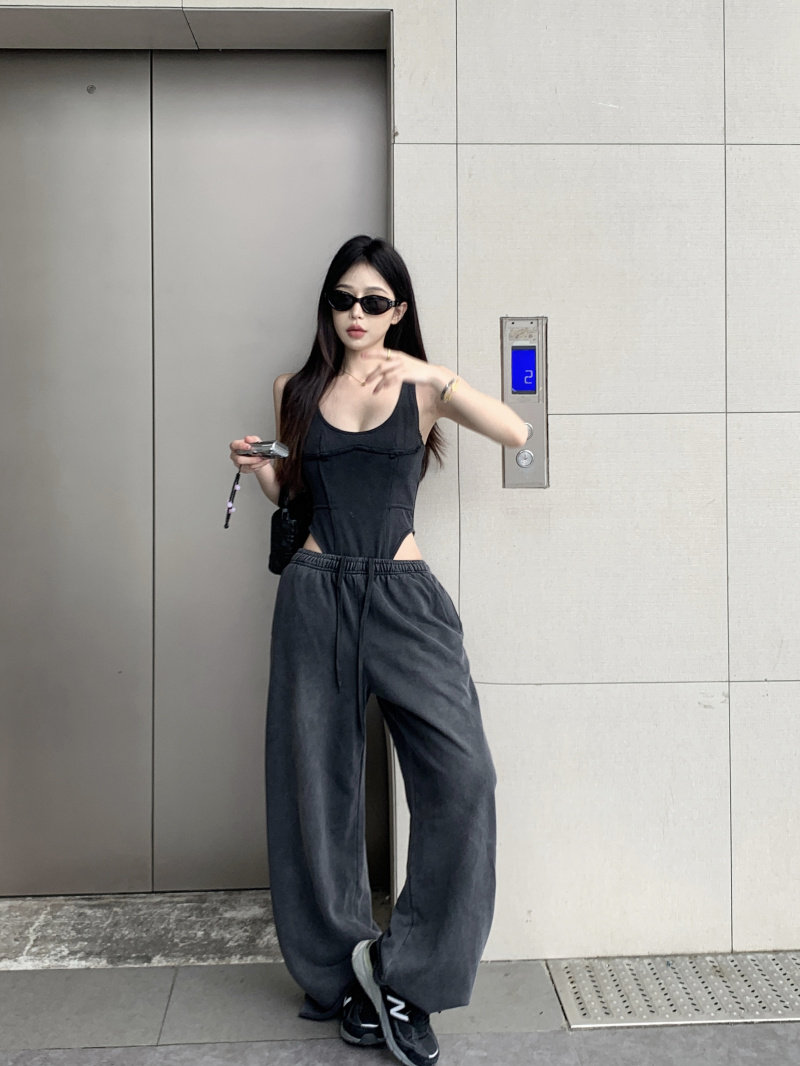 Women's Short Sexy Low-cut Halter Jumpsuit Image 7