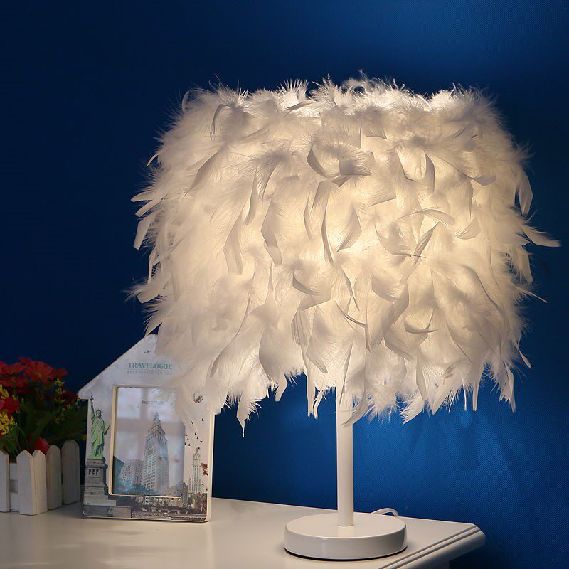 Creative Simple European Feather Table Lamp Bedroom Bedside Princess Wedding Room Warm LED Birthday Gift Table Lamp