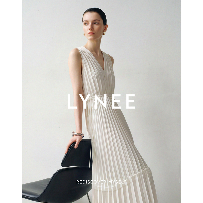 Lynee【Flowing Light Feast】White V-Neck Pleated Waist Dress for Women 2026 Summer Design Skirt Lynee【Flowing Light Feast】White V-Neck Pleated Waist Dress for Women 2026 Summer Design Skirt