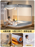 Три открываются во всем ясенном ясенном костюме.