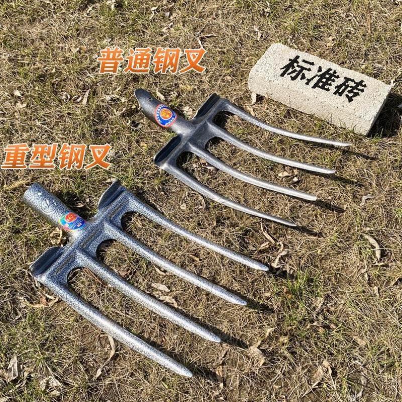 The ripper artifact turns the ground and digs the soil and turns the soil and digs the steel fork large agricultural tool four-tooth flat fork iron fork deep-turning farm tool