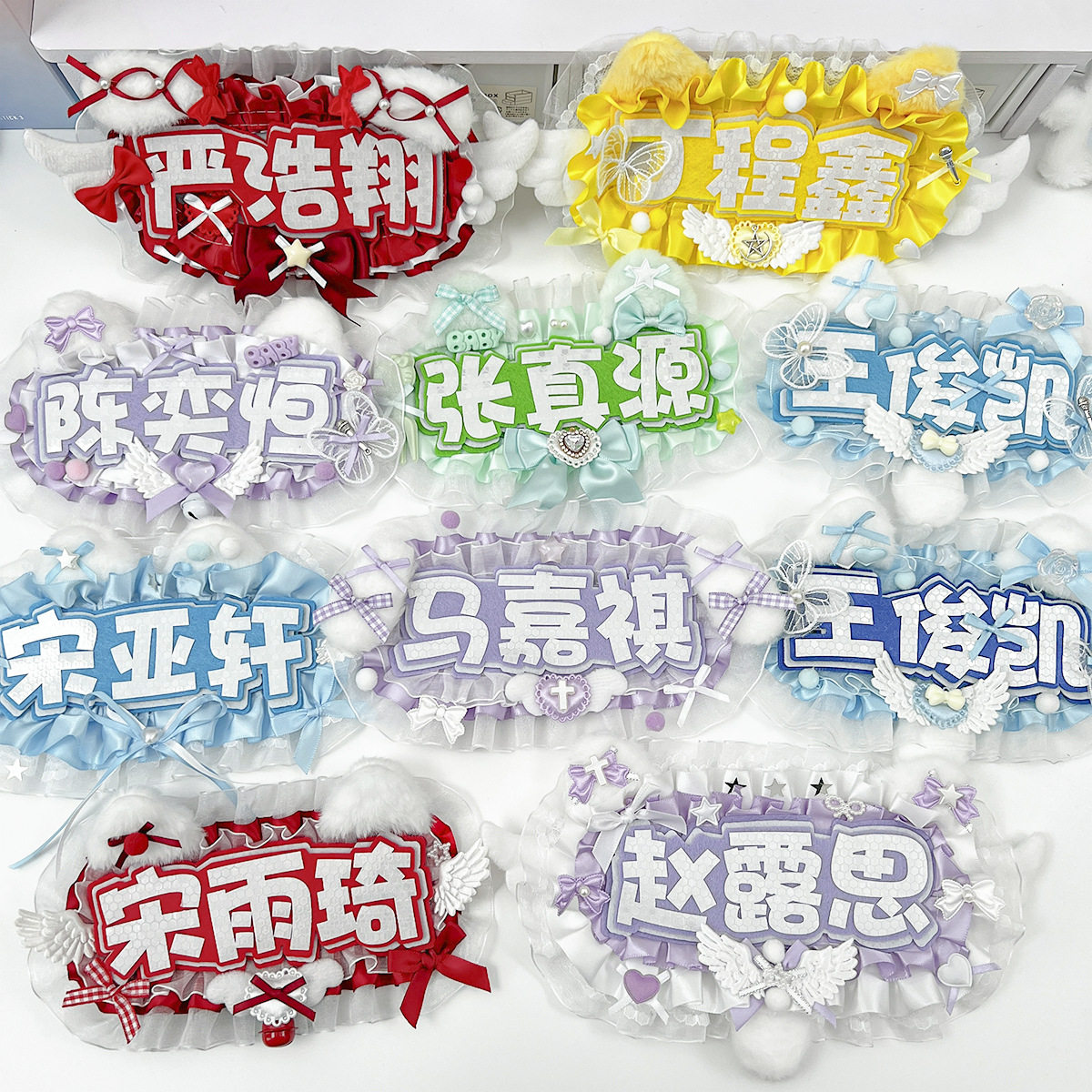 反射素材の文字を使用した3文字のネームタグ（不織布製）、手作りの痛バッグ、ペンダント、コンサート用装飾品など。