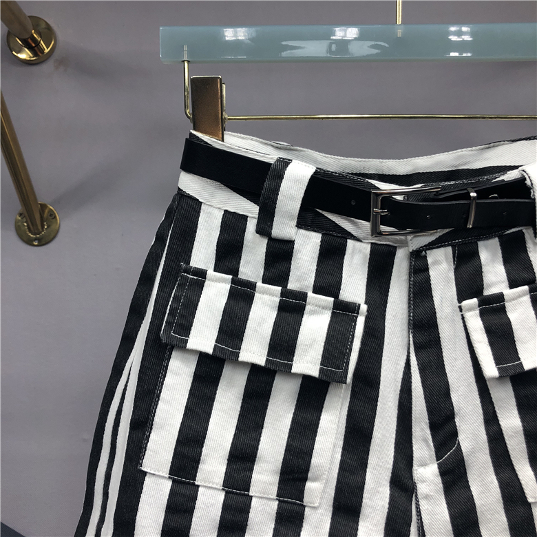 Black and White Striped Stretch Denim Shorts for Women, European Style, New Summer High-Waisted Slimming Patch Pocket A-Line Wide-Leg Hot Pants