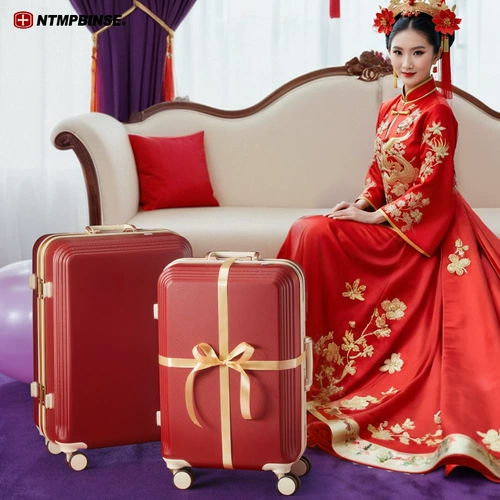Чемодан, красная коробка для невесты