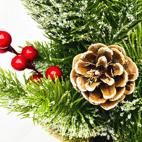 Имитация маленькой елки с выпавшим снегом, красными фруктами и сосновыми шишками, креативными украшениями для рабочего стола, мини-рождественской елкой в горшке, рождественскими украшениями