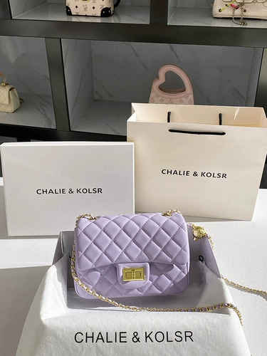Chalie & Kolsr фиолетовая сумка из натуральной кожи с небольшим ароматом и бриллиантовой цепочкой, новинка 2025 года, маленькая квадратная сумка с наклонным корпусом