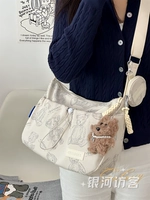 Модель медведя, кремово-белый и бурый мишка с жемчугом.