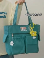 Озеро зеленое плюс маленькие желтые цветы