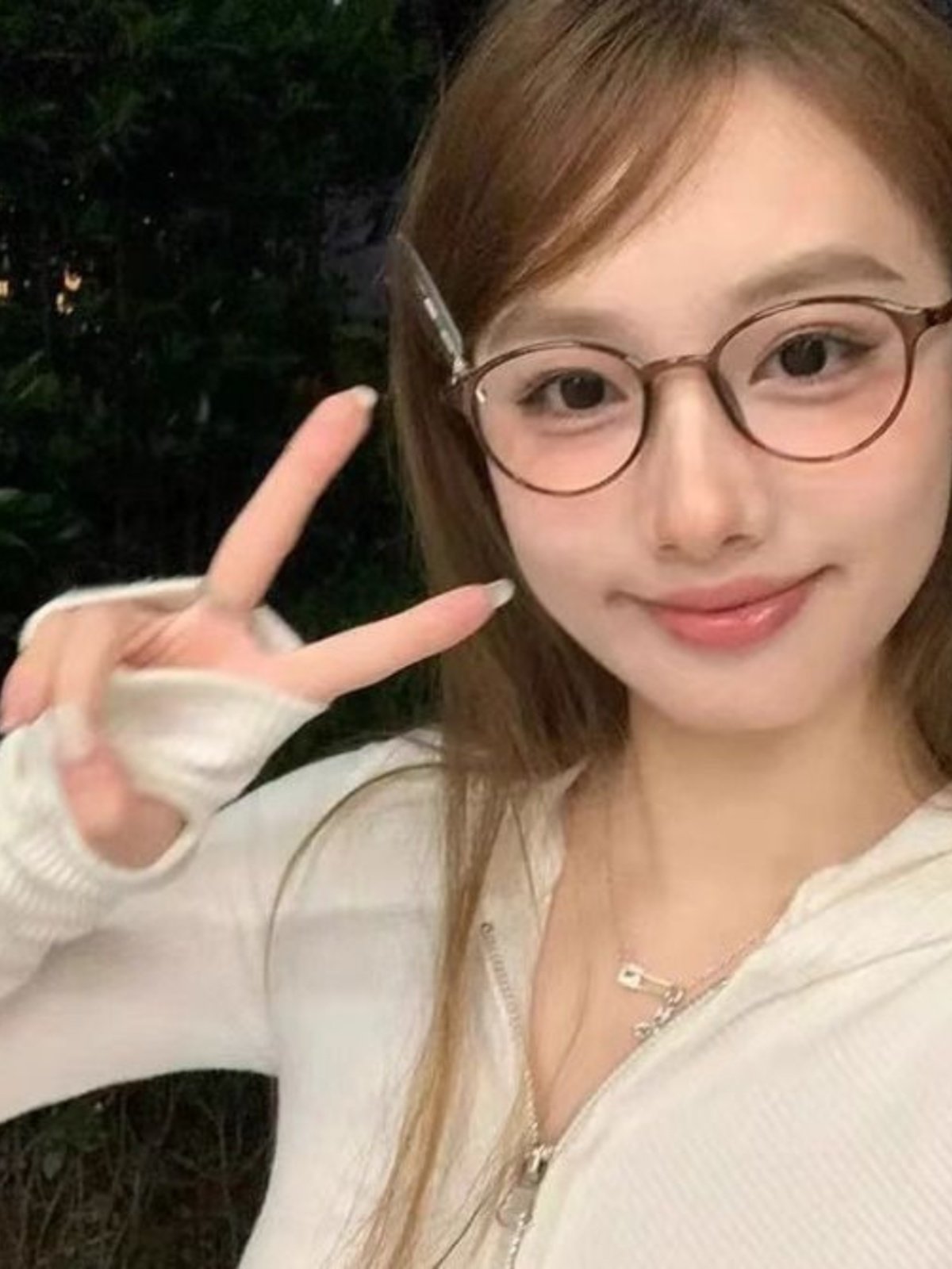 Brown Japanese-Style Small Round Frame Myopia Glasses for Women, Retro Ultra-Light, Natural Look, Face-Slimming, Blue Light Blocking, Non-Prescription Trendy Glasses