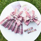 Клетчатая юбка, клетчатая крышка, домашняя собака и жилет кошачья тарелка