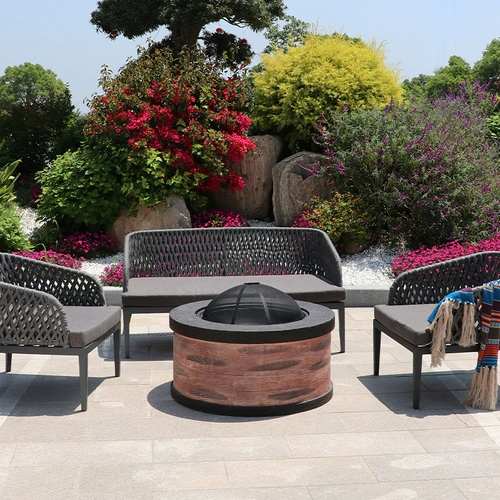 На открытом воздухе во дворе уголь на гриле мясной ягненка