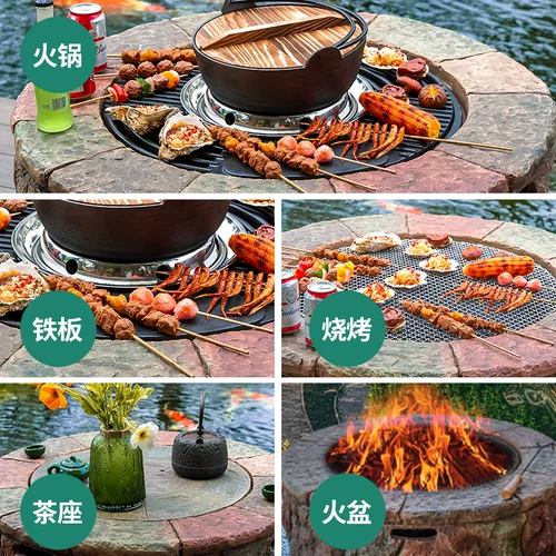 На открытом воздухе во дворе уголь на гриле мясной ягненка