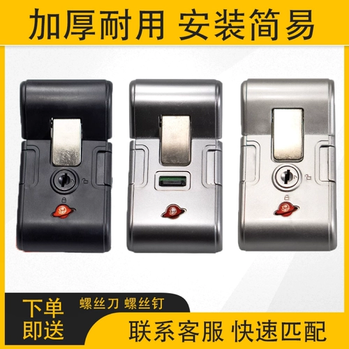 Чемодан, замок, черные серебряные аксессуары, универсальный брелок