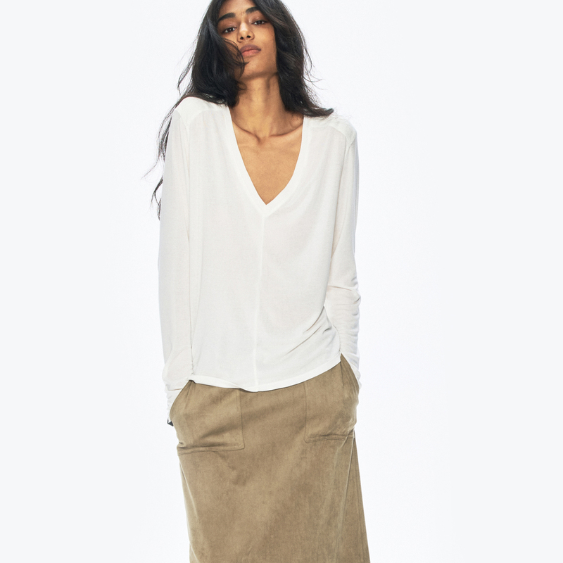 Rarely Alike Tencel Wool V-Neck Epaulette Long-Sleeved T-Shirt Black/White