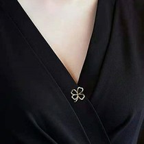 Lucky grass anti-walking light buttoned with small brooch with small brooch female pin clothing Divine Instrumental Collar Stitch Accessories 2020 New Tide