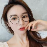 Противодушное легкое излучение может быть оснащено почти визуальным зеркалом для ухода за глазами.