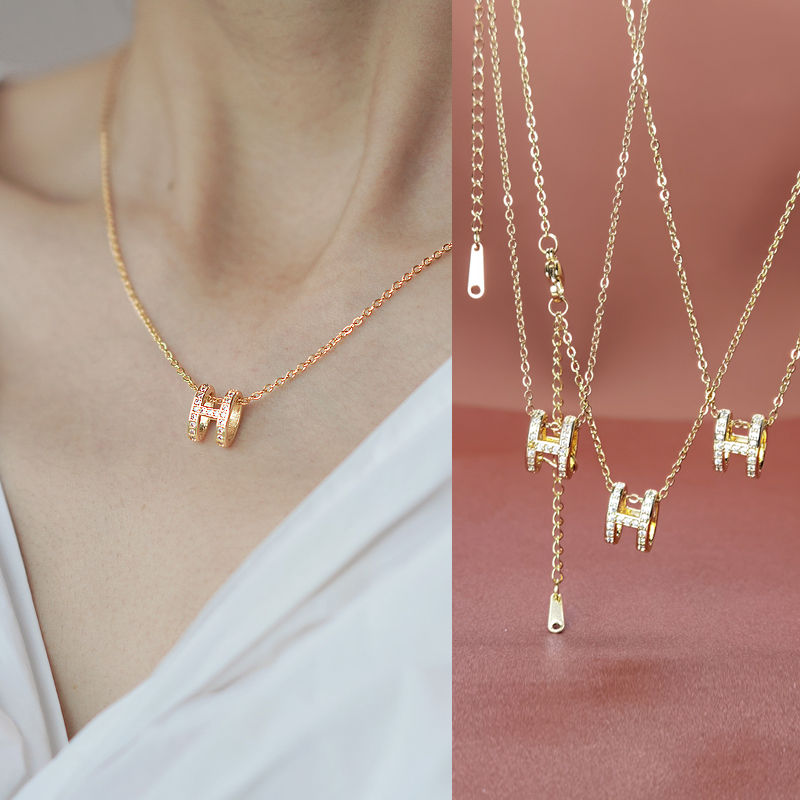 Titanium Steel Woman Necklace 2021 New female lock bone chain light extravagant and small crowdsourced design Cross chain fur coat chain