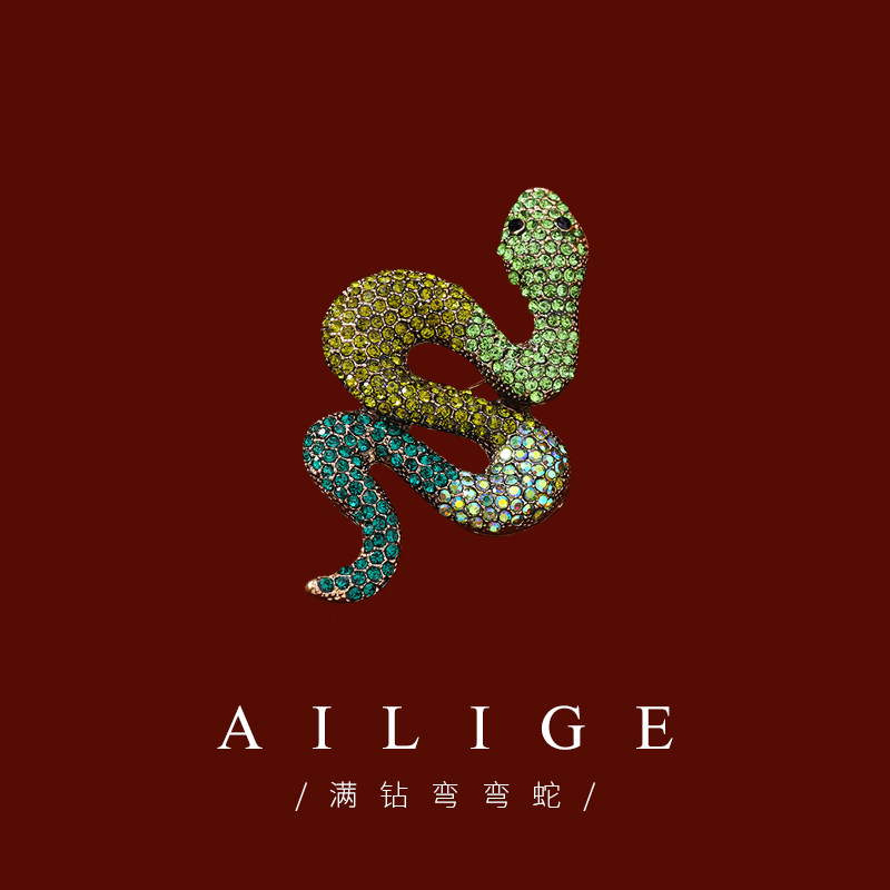 High-end, exquisite, fashionable brooch for men, featuring full diamonds, zodiac snake design, suitable for suits, jackets, coats, and corsages.