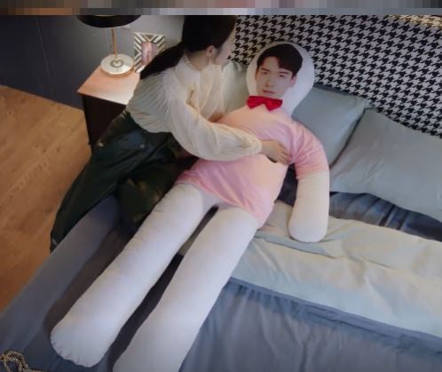 Humanoid pillow custom one-meter-eight from the wedding began to fall in love with the same pillow to map custom photos birthday doll