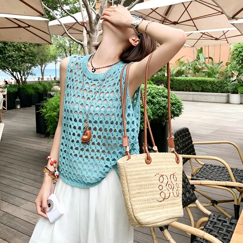 Green Round-Neck Hollow-Out Short Women's Top That Can Be Worn as an Outer Layer, Layered Tank Top, Sleeveless Top for Trendy Girls, Spring/Summer 2026 Green Round-Neck Hollow-Out Short Women's Top That Can Be Worn as an Outer Layer, Layered Tank Top, Sleeveless Top for Trendy Girls, Spring/Summer 2026