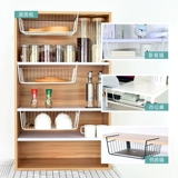 Под столами, студенты подвесной корзины живут в школьной спальне