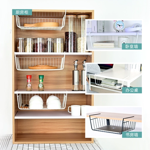 Под столами, студенты подвесной корзины живут в школьной спальне