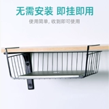 Под столами, студенты подвесной корзины живут в школьной спальне