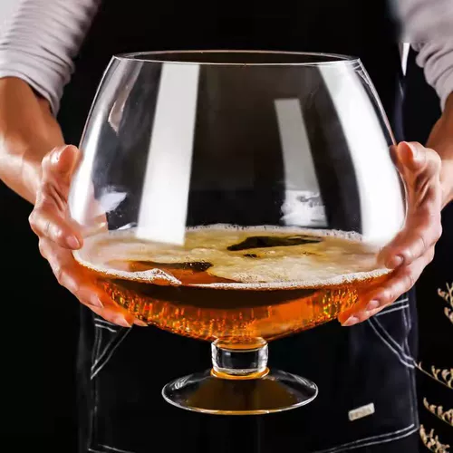 Живые шутки и реквизиты и атмосферные выступления в живой вещательной комнате, чтобы сделать людей смешными и романами Big Beer Super и The Laign Tall