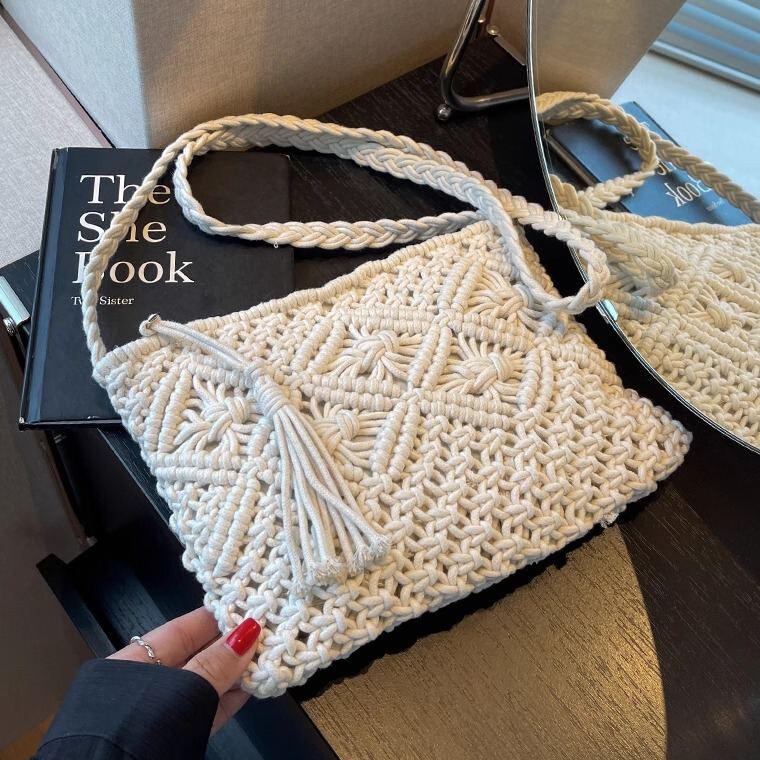Popular and Trendy Bohemian Straw Woven Small Square Bag, Fashionable Shoulder Crossbody Bag, Beach Bag for Seaside Vacation