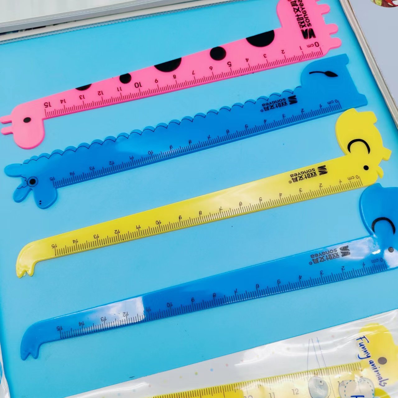 推荐一款简单易懂的宝宝桌游【长颈鹿戴围巾】 🌿游戏人数：2—4 🌿推荐年龄：3岁+ 游戏规则：  ✨玩家选择自己喜欢的身体卡作为开始的底板✨身体卡和头部卡翻过来后按照颜色进行分类（锻炼颜色识别分类能力‼️） ✨骰子骰出什么颜色选一张颜色卡，翻过来往 长颈鹿的身体上接上去, image size:1280x1280