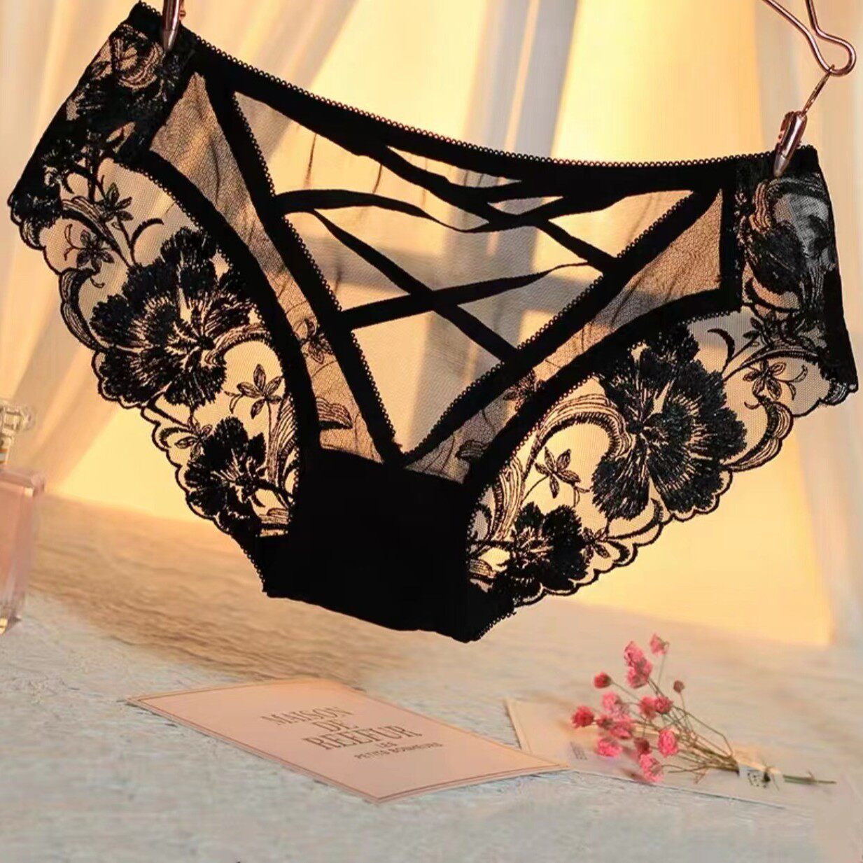 Poetic total order preferably (Sexy goddess) No-mark embroidered hollowed-out lady's underpants low waist triangular pants Feel little music